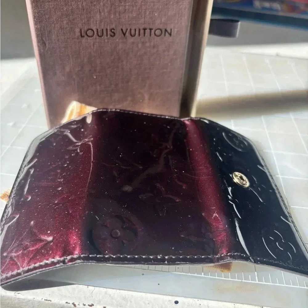 Authentic Louis Vuitton Vernis 4 Key holder. Burgundy wine color. - Picture 3 of 7
